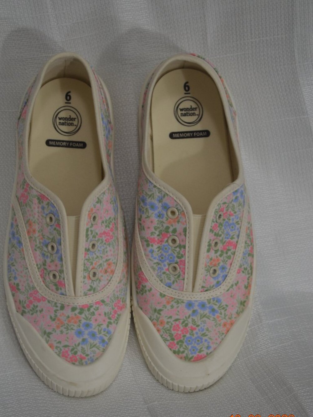 Wonder Nation Slip-On Floral Canvas Shoes – Talla 6 – Memory Foam